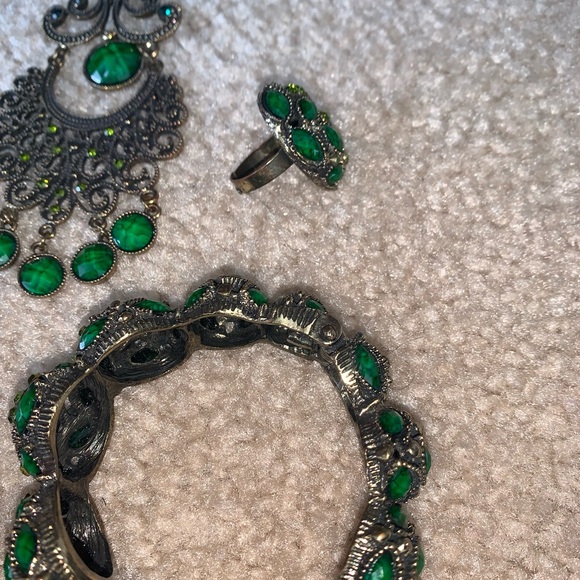 Green and Silver Jewelry Set - Picture 4 of 6